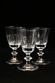 Gamle franske 
portvinsglas 
med fine 
facetslibninger 
og flot stilk.
H:10,5cm. 
Dia.:5,5cm. (4 
...