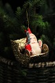 Gammel 
juletræspynt i 
form af 
julemanden i 
guldkane.
Lavet i pap 
med guldglimmer 
og stof ...