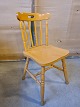 Gul bejdset 
stol, fra 
1980erne.
Den har 
brugsspor.
Ryghøjde 83cm 
Sædehøjde 46cm
