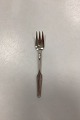 Kongres 
Sølvplet 
Fiskegaffel. 
Mærket Cohr 
ATLA. 
Måler 16,2 cm 
/ 6.38 in.