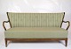 En sofa designet af Alfred Christiansen i grønt stribet stof, fremstillet i nøddetræ af Slagelse ...