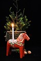Dekorativ , 
gammel svensk 
Dalarhest 
julestage med 
plads til et 
lille 
julestearinlys 
på ryggen. ...