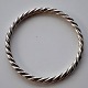 Snoet sterling 
sølv armring. 
20. årh. 
Danmark. 
Stemplet 925. 
Indvendig 
omkreds: 20 
cm. 