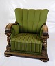 En lænestol fra renæssanceperioden polstret i grønt stof og dekoreret med håndarbejdede ...