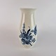 Vase af 
porcelæn, fra 
serien Blå 
buket. No 
45/4062
Vasen er 
produceret i 
1966
Design ...