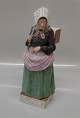 Kgl. figur fra 
Royal 
Copenhagen 
Overglasur 
12171 
Skovshoved 31 
cm 1. sortering 
Egnsfigur I hel 
...