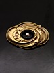 Forgyldt broche 
4,1 x 2,5 cm. 
med onyx og 
perle emne nr. 
562603