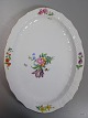 R.C. 493/1559 
Let Saksisk 
Ovalt Fad, fra 
før 1890 
2.Sort.
let slid på 
guld  L: 47 cm. 
 B: 36,5 cm.