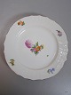 R.C. 493/1614 
Let saksisk 
Blomst  
Frokosttallerken
2. 
Sort. før 1890 
D: 22 cm.  Lidt 
slid på Guld