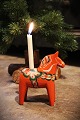 Dekorativ , 
gammel svensk 
Dalarhest 
julestage med 
plads til et 
lille 
julestearinlys 
på ryggen. ...