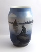 Royal 
Copenhagen. 
Vase med den 
lille havfrue. 
Langelinie. 
Model 4576. 
Højde 17 cm. (1 
sortering)