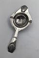 Danish Silver 
Strand Tea 
Strainer 
Measures 14.7 
cm (5.78 inch)