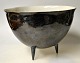 Leivo, Inkeri 
(1944-2010) 
Finland. Arabia 
unika tre-benet 
skål. Raku 
porcelain. 
Signeret. ...