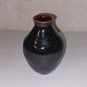 Keramik vase 
fra Lauritz 
Hjorth, 
Bornholm. I god 
stand uden 
skader eller 
reparationer. 
H. 12,5 cm