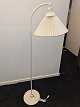 Le Klint 
Standerlampe 
model-368 fra 
1970'erne, i 
hvidlakeret 
metal. Pænt 
brugt stand.
Højde: ...