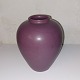 Vase I keramik fra 1920'erne. Dækket af en perfekt Lilla glasur. I god stand uden skader eller ...