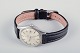 Omega Geneve 
damearmbåndsur 
med sort 
læderrem.
1970’erne.
I flot stand 
med brugspræg.
Uret ...