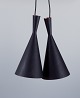 Et par Tom 
Dixon, Beat 
Light Tall 
pendler, udført 
af hammerslået 
metal belagt 
med mat 
legering. ...