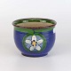 Skål af 
keramik, 
glaseret i blå 
og grønne 
farver, 
dekoreret med 
en hvid blomst
Design Rolf 
...
