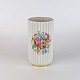 Hvid riflet 
vase med 
overført 
blomstermotiv 
og guldkant
Producent 
Lyngby
1. ...