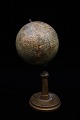 Dekorativ dansk mini globus i papmache fra omkring år 1900 med en rigtig fin 
patina. H:23cm...