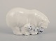 Royal Copenhagen, sjælden porcelænsfigur af isbjørnemor med tre unger. Modelnummer ...