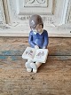 B&G figur - 
pige med 
julebog 
No. 2247, 1. 
sortering
Højde 11,5 cm.
Design: Claire 
Weiss