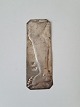 Votiv i sølv med motiv af et benStemplet 800Mål 4 x 11,5 cm.