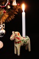 Dekorativ , 
gammel svensk 
Dalarhest i 
råhvid bemaling 
med plads til 
et lille 
julestearinlys 
på ...