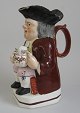 Toby Jug, 
England, 
ca.1780. 
Polykrom 
dekoration, med 
pige og 
skummende 
ølkrus. 
Restaureret. 
H.: ...