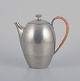 Just Andersen, 
tidlig Art Deco 
kaffekande i 
tin med hank i 
flet. 
Model 2158.
Ca. ...