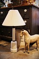Old classic Heiberg lamp in white porcelain with white pleated lampshade.
H:80cm...