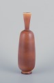 Berndt Friberg 
(1899-1981) for 
Gustavsberg. 
Unika 
Studiohand 
keramikvase med 
smal hals. 
Glasur i ...