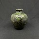 Højde 18 cm.
Flot vase fra 
Kähler 
dekoreret med 
sorte blade på 
den grønne 
baggrund.
Den er ...