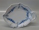 Bing and 
Grondahl Empire 
0198 Leaf 
shaped dish, 
(small) 19.5 cm 
(356) Marked 
with the three 
...