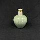 Højde 17 cm.
Dekorationsnummer 
457/3493.
Flot grøn 
buttet vase i 
krakele fra 
Royal ...
