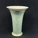 Højde 27,5 cm.
Dekorationsnummer 
457/2673.
Flot grøn 
trompet formet 
vase i krakele 
fra ...