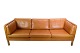 Forkæl din stue med luksus og tidløs elegance med denne 3-personers sofa, model 2333, designet ...