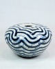 Keramikvase af 
Per Weiss 
(1953-2023) 
mønstret med 
blå og hvide 
farver fra 
omkring 
1990'erne. Per 
...