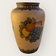 Bornholmsk 
keramik, 
Hjorth, Vase, 
Frugtmotiv, 
20,5cm høj, 
15cm bred nr. 
52 *Pæn stand*