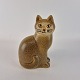Keramikfigur af en hånddekoreret kat fra serien Måns Midi. Figuren er designet i 1996Design ...
