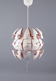 David Wahl, 
svensk 
designer.
Loftslampe. 
Metalskærme. 
Hvidlakeret 
udvendigt. 
Kobberfarvet 
...