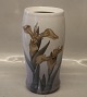 Bing & Grøndahl 
B&G 8563-95 
Vase med Iris  
28 cm 
