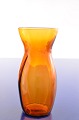 Blomsterløgs-
vase fra 
Kastrup 
glasværk fra 
1960. 
Ravfarvet 
hyacintglas 
oval bund og 
rund ...