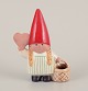 Lisa Larson for 
Gustavsberg. 
Nissepige med 
fletkurv og 
honninghjerte. 
Sent 
1900-tallet.
I ...