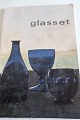 Glasset
Udgivet af Aktieselskabet Korsør Glasværk og A/S 
Cudoglas
Dansk Vinduesglas
Billedredaktion Per Lütken
Tekst: Peter Riismøller og Per Lütken
Lidt om glas af Per Lütken
1962