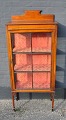 Engelsk vitrine 
skab/udstillings 
kabinet med 
intarsia, ca. 
1900. Med 
glaslåge og 
sider. ...