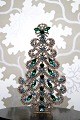 Dekorativt , gammelt juletræ i metal pyntet med rhinsten og krystaller i glas 
fra Böhmen. H:18cm...