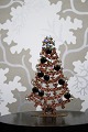 Dekorativt , gammelt juletræ i metal pyntet med rhinsten og krystaller i glas 
fra Böhmen.
H:14,5cm...