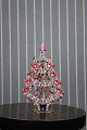 Dekorativt , gammelt juletræ i metal pyntet med rhinsten og krystaller i glas 
fra Böhmen.
H:12,5cm...